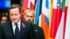 英国首相卡梅伦在布鲁塞尔出席了一次欧盟峰会后离开会场。（2014年10月24日）