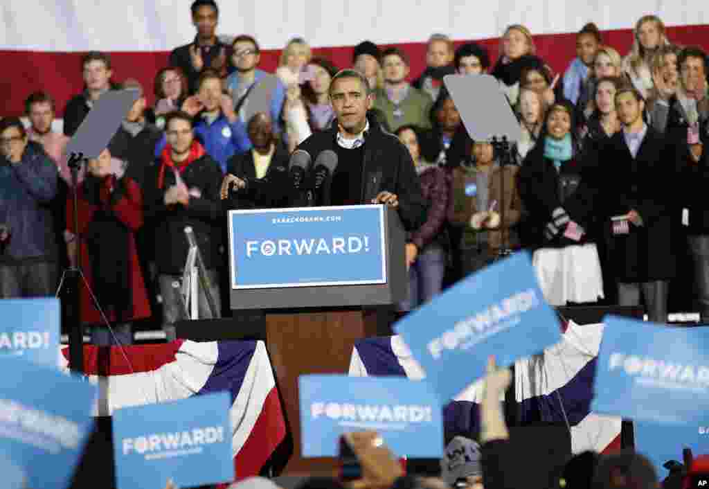 Tổng thống Obama phát biểu trong một cuộc mít-tinh tại trường đại học cộng đồng ở Aurora, Colorado, ngày 4/11/2012.