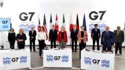 七国集团（G7）外长和发展部长在会上合影。（2021年12月12日）