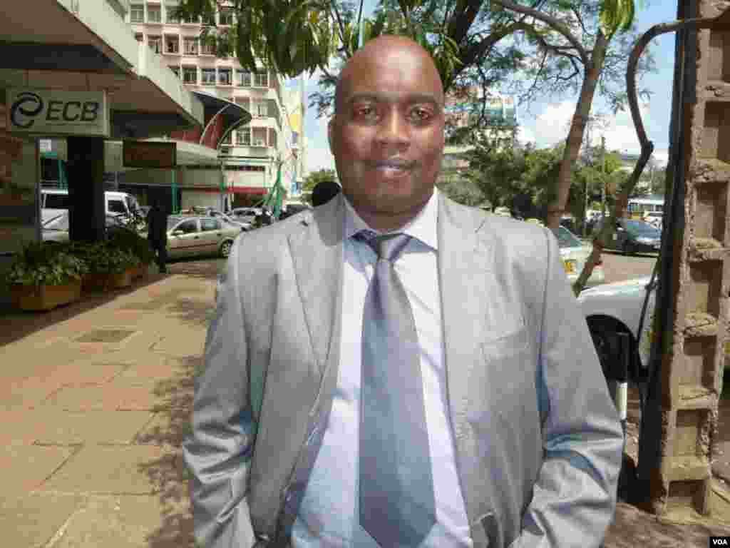Daniel Orenge, một luật sư ở Nairobi, Kenya: “Dân Kenya mong thấy Obama đến Kenya một lần, tốt hơn là đến sớm.” (G. Joselow)