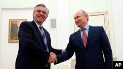 Президент Росії Володимир Путін і президент Аргентини Альберто Фернандес під час зустрічі y Кремлі 3 лютого 2022 року. (Sergei Karpukhin/Sputnik, Kremlin Pool Photo via AP)