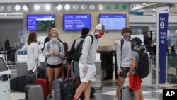 图为芝加哥机场戴口罩的航空旅客（2020年11月20日）