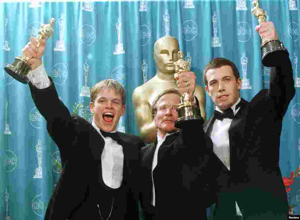 Từ trái: Các diễn viên đoạt giải Oscar lần thứ 70: Matt Damon, Robin Williams và Ben Affleck tại lễ trao giải cho bộ phim "Good Will Hunting" tại Los Angeles, ngày 23/3/1998.