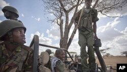 Quân xa chở binh sĩ Kenya và binh sĩ chính phủ Somalia