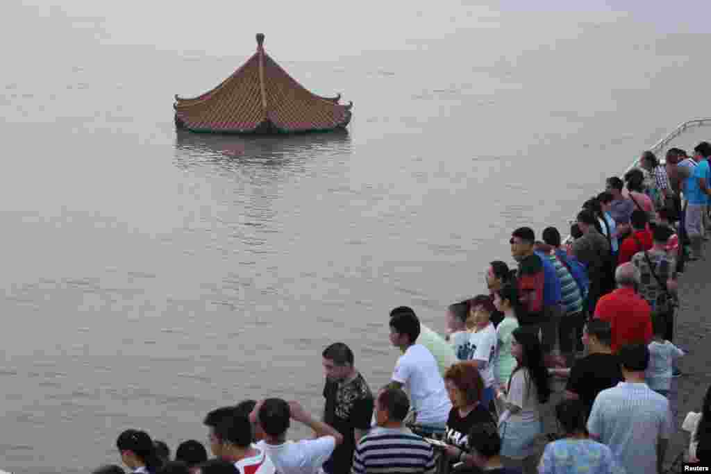 2016年7月7日,长江的湖北武汉段涨水,淹没了亭子的大部分,岸上群众观潮。 何清涟2016年7月28日在本网的评论中指出,各国政府慰问寥寥,政府援助似乎没有。究其原因,何清涟写道:“中国富人全世界购买豪宅、奢侈品的购买力让世界都开了眼;中国官员的贪腐数额也不断刷新世界腐败纪录,再加上中国在军费上投入巨大,世界各国理所当然地认为,一场常见的自然灾害,GDP总量居世界第二的中国自有能力克服,因此也就较少关心存问援助了。 ”