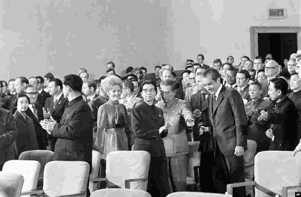 1972年2月22日，在北京人民大会堂的礼堂，美国总统尼克松和夫人应邀观看芭蕾舞剧《红色娘子军》，中国总理周恩来恭敬地请毛泽东夫人江青就座。江青陪同尼克松看戏是经过中共中央政治局讨论同意的。可是当局并未安排江青第二天晚上出席尼克松的答谢宴会。江青却在宴会前不请自来，刷存在感，硬是和尼克松夫妇说了一些无关紧要的话，让周恩来和众多客人在北京人民大会堂新疆厅等候。 &nbsp;