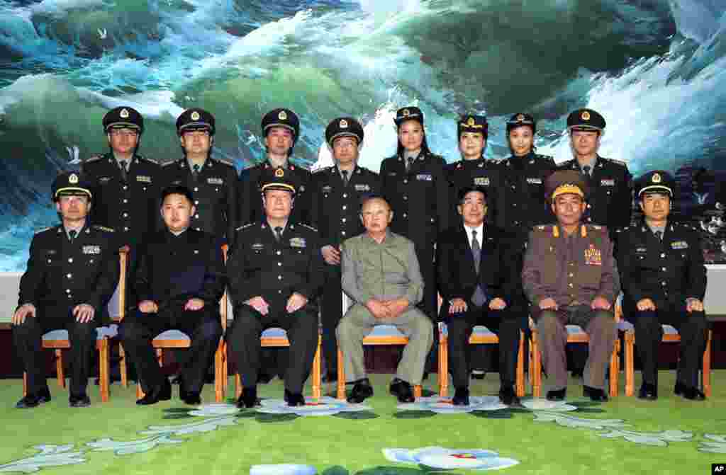 2010年10月25日,朝鲜领导人金正日和他的儿子金正恩在平壤与中共中央军委副主席郭伯雄率领的中国军事代表团合影。