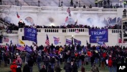 На фото: прихильники Трампа поблизу Капітолію