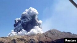 社交媒体视频显示新西兰白岛喷发的火山。(2019年12月9日)