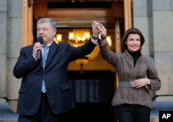 Петро та Марина Порошенко спілкуються з прихильниками президента України