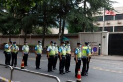 中国警察7月25日在美国驻成都领事馆外面执勤。