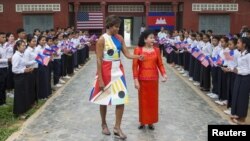 美国第一夫人米歇尔•奥巴马星期六与柬埔寨第一夫人参观暹粒市郊外的一所高中