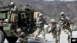 美国陆军第25步兵师第二斯特瑞克旅作战部队同韩国士兵在首尔北部进行年度联合军演。-资料照