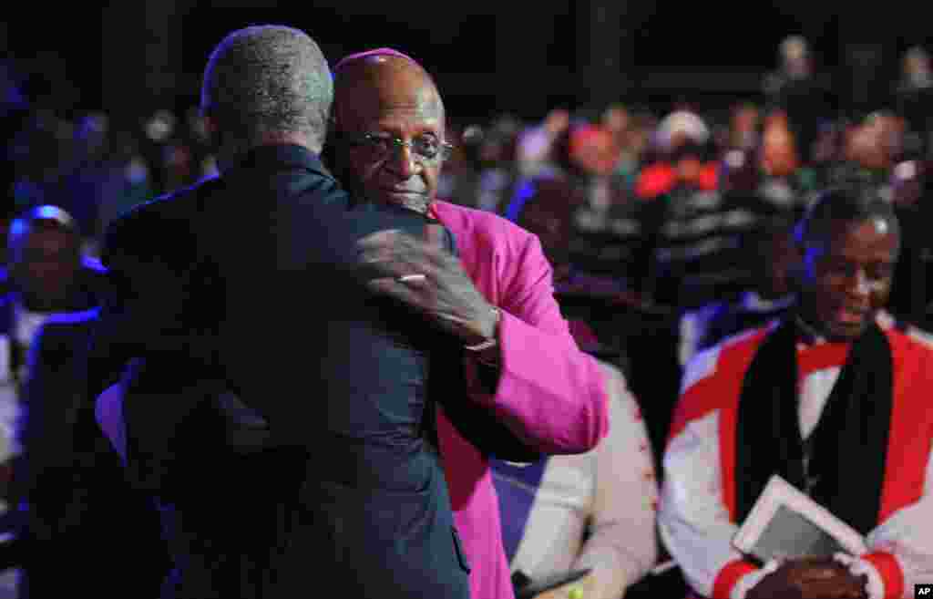Tổng giám mục Desmond Tutu đến dự tang lễ ông Mandela tại Qunu.
