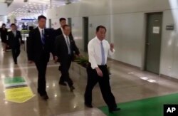 视频截图显示朝鲜的第二号人物、劳动党中央副委员长金英哲2018年5月29日出现在北京机场。