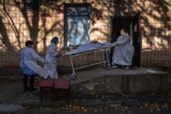 Медики у м.Рівне транспортують померлого від Ковід-19