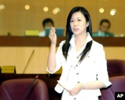 桃园县议员万美玲在会议上