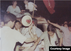 网友寄来照片并写道：“我叫梅实。中间那个拿喇叭的人是我 。 1989年6月2日晚间，一辆军方SUV车撞击4名北京平民，造成3人死亡，我在现场处理，车上有军装军帽。”