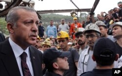 Nhân viên an ninh đứng vây quanh bảo vệ Thủ tướng Erdogan khi ông đến thăm mỏ than Soma (Ảnh do Văn phòng Báo chí Thủ tướng cung cấp.)