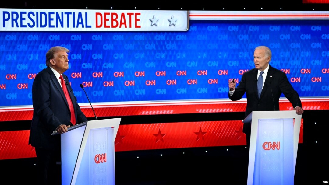 Mokonzi azali na ebonga na Etats-Unis Joe Biden (G) na mbanda wa ye mokonzi ya kala Donald Trump na bondongwani bwa bango ya yambo na etando eke ya CNN yambo na maponami ma sanza ya zomi na moko, Altanta, Georgia, 17 sanza ya zimi na moko 2024.