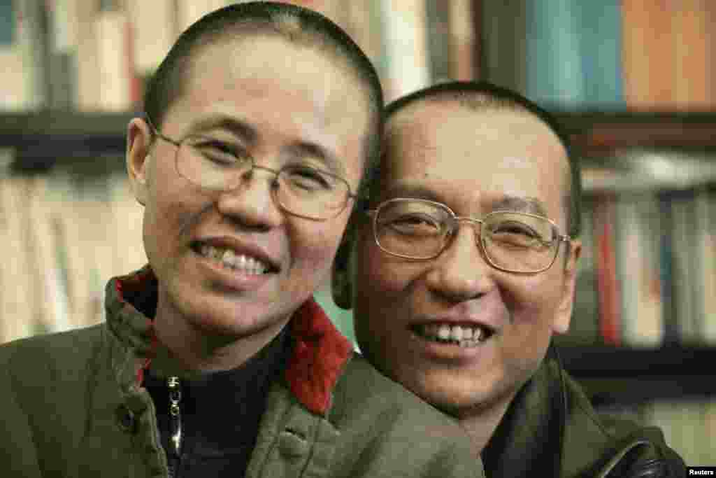 刘晓波的家人2010年10月发布的照片显示刘晓波和妻子刘霞。 刘霞表示为丈夫自豪,期望刘晓波能因此早日出狱。