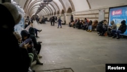 Люди ховаються всередині станції метро під час повітряної тривоги на тлі ракетних атак Росії по Україні, Київ, Україна, 13 січня 2024 року. REUTERS/Alina Smutko