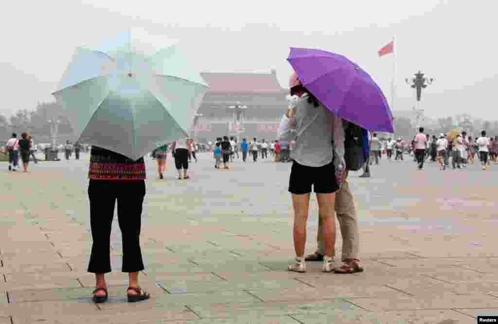 Khách du lịch dưới ánh nắng và khói mù tại Quảng trường Thiên An Môn.