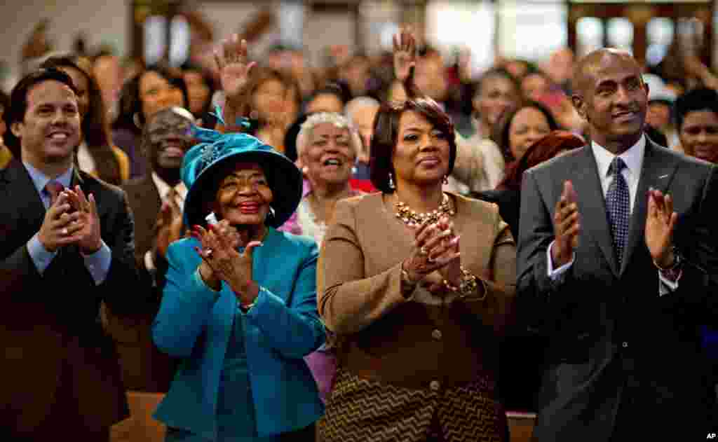 Tiến sĩ Bernice King, con gái út của Mục sư King (áo nâu); và bà Christine King, em của Mục sư King (áo xanh) theo dõi qua màn hình lễ nhậm chức của Tổng thống Obama, sau khi dự lễ giỗ của mục sư tại một nhà thờ Tin Lành ở Atlanta, Georgia. (AP)