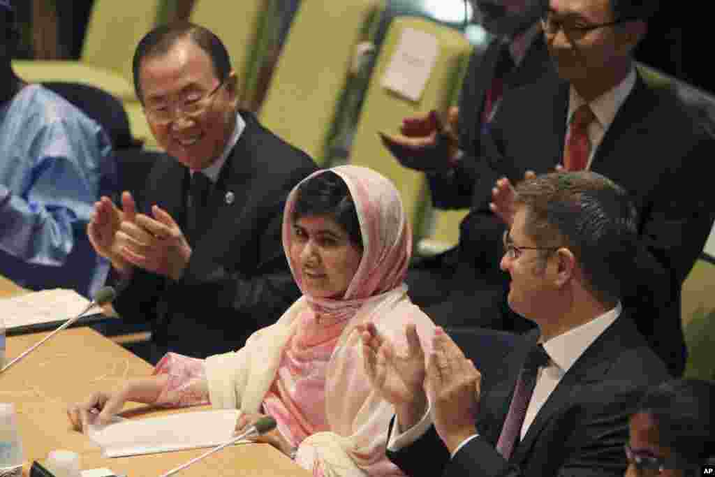 Tổng thư ký Liên hiệp quốc Ban Ki-moon vỗ tay khi những người dự Đại hội Youth Assembly tại trụ sở Liên hiệp quốc, chúc mừng sinh nhật cho Malala Yousafzai (giữa)