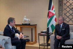 美国国务卿布林肯与约旦国王阿卜杜拉二世（King Abdullah II）在约旦首都安曼举行会晤。（2023年10月13日）