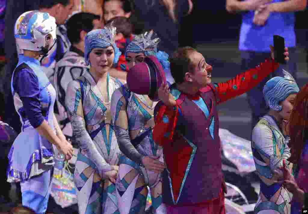 美国大名鼎鼎的玲玲马戏团(Ringling Bros. and Barnum & Bailey Circus)的一位小丑给他们的告别演出录像(2017年5月21日)。被称作“地球之最”的玲玲马戏团关门了。它有146年历史,为千百万人带来了欢乐。可是近年来马戏团取消了观众喜爱的大象表演,造成票房下跌。马戏团在2017年1月表示,关闭原因包括票房不佳、观众欣赏品味改变、成本太高,还有跟动物权益团体之间的矛盾等等。