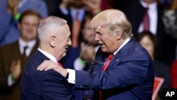Трамп (праворуч) поруч із генералом-морпіхом Джеймсом Маттісом, якого номіновано на посаду міністра оборони США. Маттіс вказував на небезпеку, яка походить від Росії.