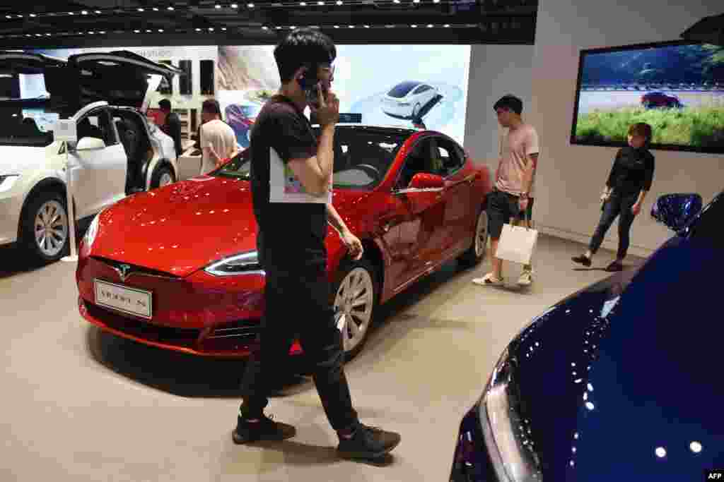 2018年5月23日，人们在北京的特斯拉展厅里观看汽车。5月15日美国多家媒体报道了特斯拉公司在上海注册成立了一家新的独资公司的消息。消息来源是中国政府的&ldquo;全国企业信用信息公示制度&rdquo;的网站。但根据中国官方发布的消息，这家独资公司的业务范围只涉及汽车和电池产品的技术开发和服务，并不包括电动车的生产制造。彭博新闻社报道：这是特斯拉&ldquo;向在中国生产电动汽车迈进了一步，并在美国境外建立第一家千兆电池制造厂。&rdquo;