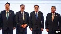 2024年10月10日,在万象举行的东盟峰会期间,(从左至右)韩国总统尹锡悦、日本首相石破茂、老挝总理宋赛-西潘敦和中国国务院总理李强在第27届东盟+3 峰会上合影留念。