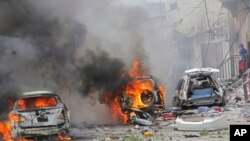 摩加迪沙汽车炸弹爆炸现场几辆正在燃烧的汽车。 （2017年7月30日）