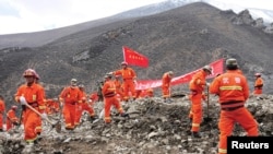 2013年3月30日，搜救工作人员在西藏拉萨市下属的墨竹工卡县，一座发生山体坍塌的金矿现场进行救援。