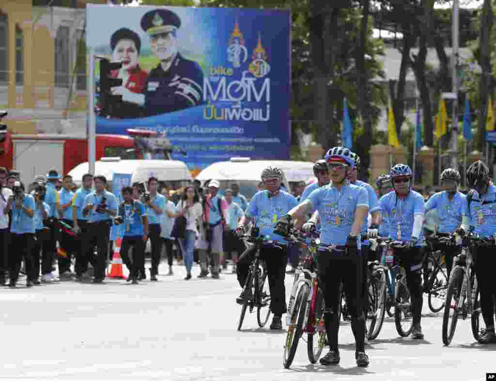 Thái tử Vajiralongkorn chuẩn bị dẫn đầu đoàn người tham gia sự kiện 'Đạp xe cho Mẹ' tại Bangkok, ngày 16/8/2015. Hàng ngàn người đi xe đạp đạp xe 43km (26 dặm) qua các đường phố của thủ đô Bangkok để đánh dấu sinh nhật lần thứ 83 của Hoàng hậu Sirikit.