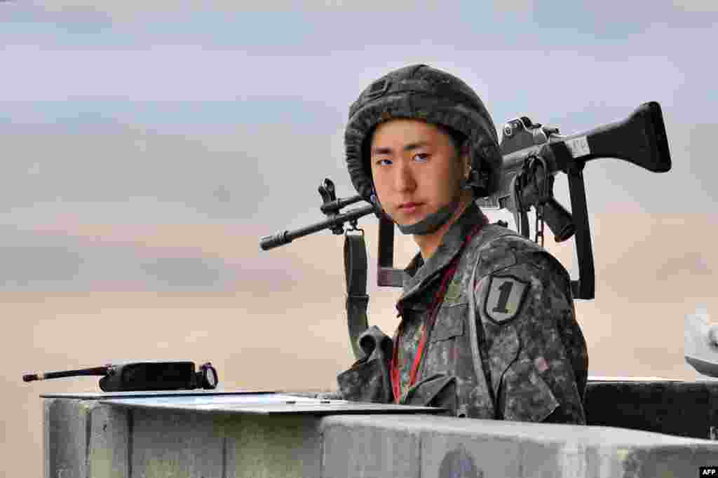 2013年4月5日,一名韩国士兵在边界城市坡州分隔朝鲜半岛南北方的非军事区附近站岗。