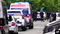 塞尔维亚城市贝尔格莱德的警察前往发生校园枪击案的学校。(2023年5月3日)