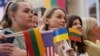 Прапори України, Литви та США у демонстрантів під час зустрічі з президентом США Джо Байденом у Вільнюському університеті після саміту НАТО у Вільнюсі, Литва, 12 липня 2023 р. REUTERS/Kevin Lamarque