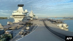 英国伊丽莎白女王号航母战斗群停靠在新加坡樟宜海军基地。（2021年10月11日）