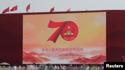 中国北京天安门广场树立的庆祝中共建政70周年的巨型屏幕。（2019年9月26日）