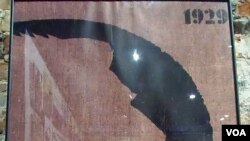 90年代的宣传画，反映斯大林集体化农庄政策。集体化农庄是造成乌克兰大饥荒的一个原因 (美国之音白桦)