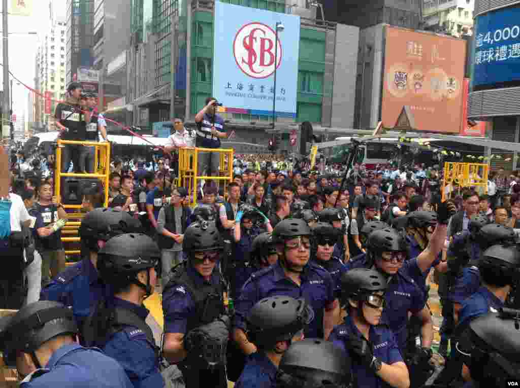 香港警方星期三上午展开强行清场行动（美国之音海彦 拍摄)。