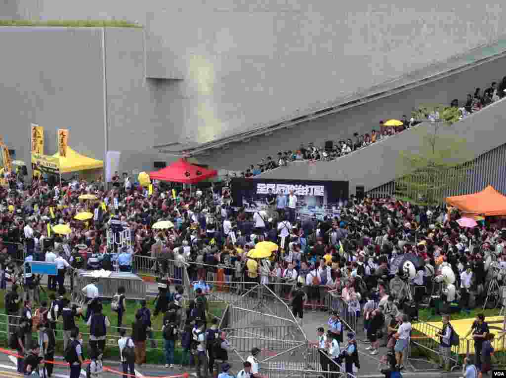 港人重返政总纪念雨伞运动一周年（美国之音海彦拍摄）