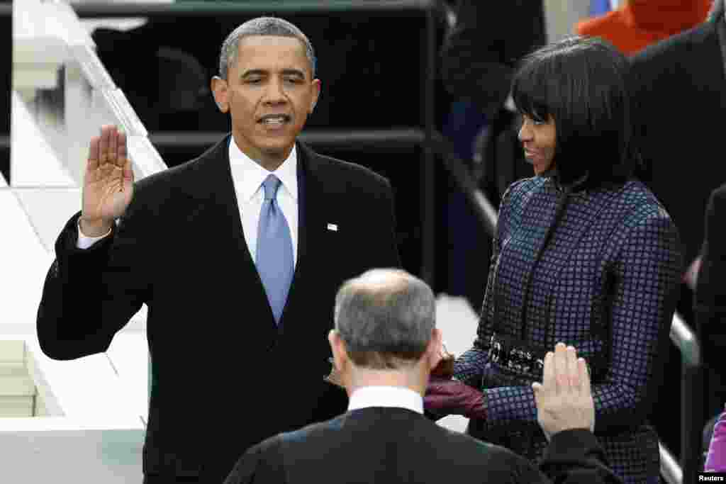 Tổng thống Obama đọc lời thề trước thẩm phán Chủ tịch Tòa Án Tối Cao John Roberts, bên cạnh là Đệ nhất Phu nhân Michelle Obama nâng quyển Thánh Kinh. (Reuters)