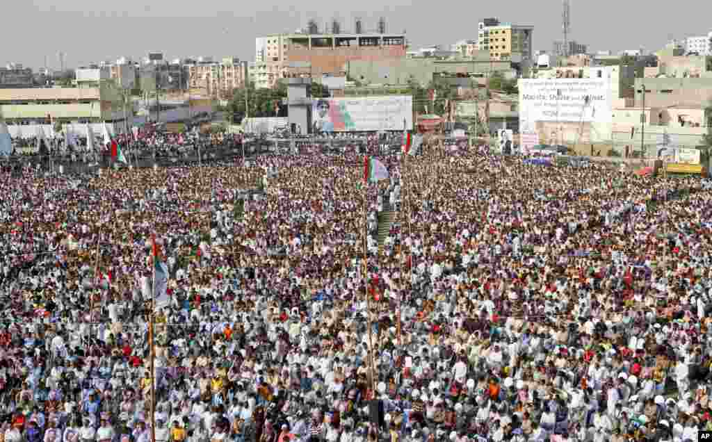 Ủng hộ viên thuộc Phong trào Muttahida Qaumi dự buổi mít-tinh ở Karachi, lên án vụ tấn công nhắm vào Malala Yousufzai, ngày 14 tháng 10, 2012.