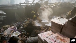Російська ракета влучила у друкарню "Фактор-Друк" в Харкові, де друкувалися книжки більшості українських видавнцтв, передусім видавництва Vivat. Україна, четвер, 23 травня 2024 р. (AP Photo/Андрій Марієнко) 