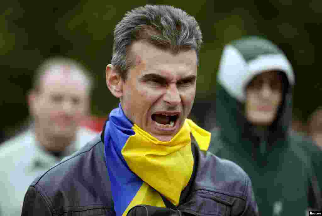 Người biểu tình ủng hộ Ukraine xuống đường biểu tình ủng hộ một nước Ukraine thống nhất tại Luhansk, ngày 28/4/2014.