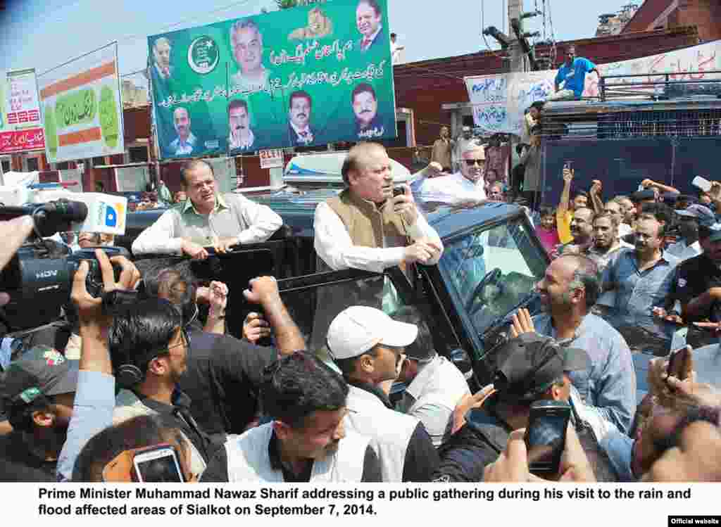Thủ tướng Pakistan Muhammad Nawaz Sharif tới thăm khu vực Sialkot bị ảnh hưởng bởi lũ lụt, ngày 7/9/2014. 